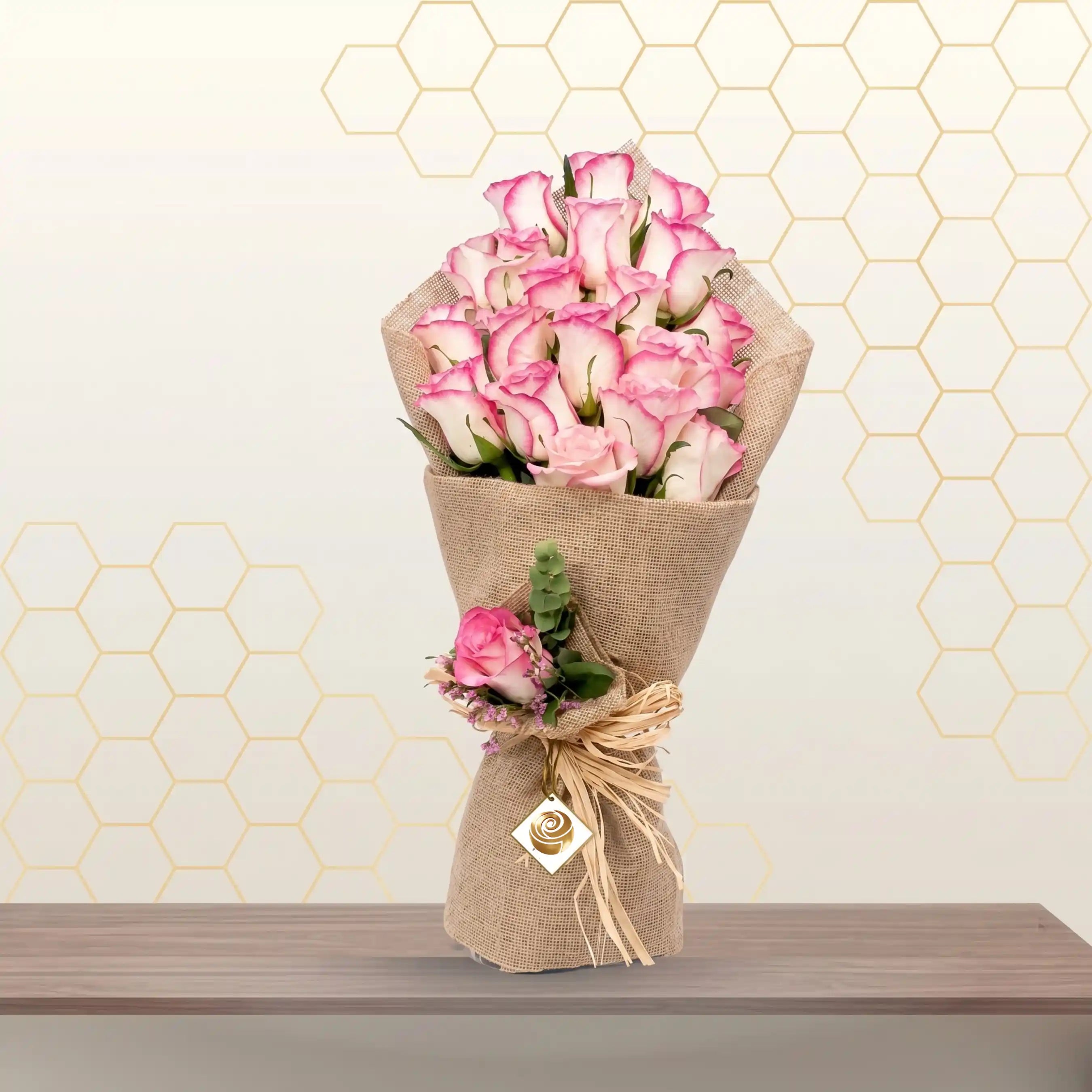 Pink roses in jute Main image