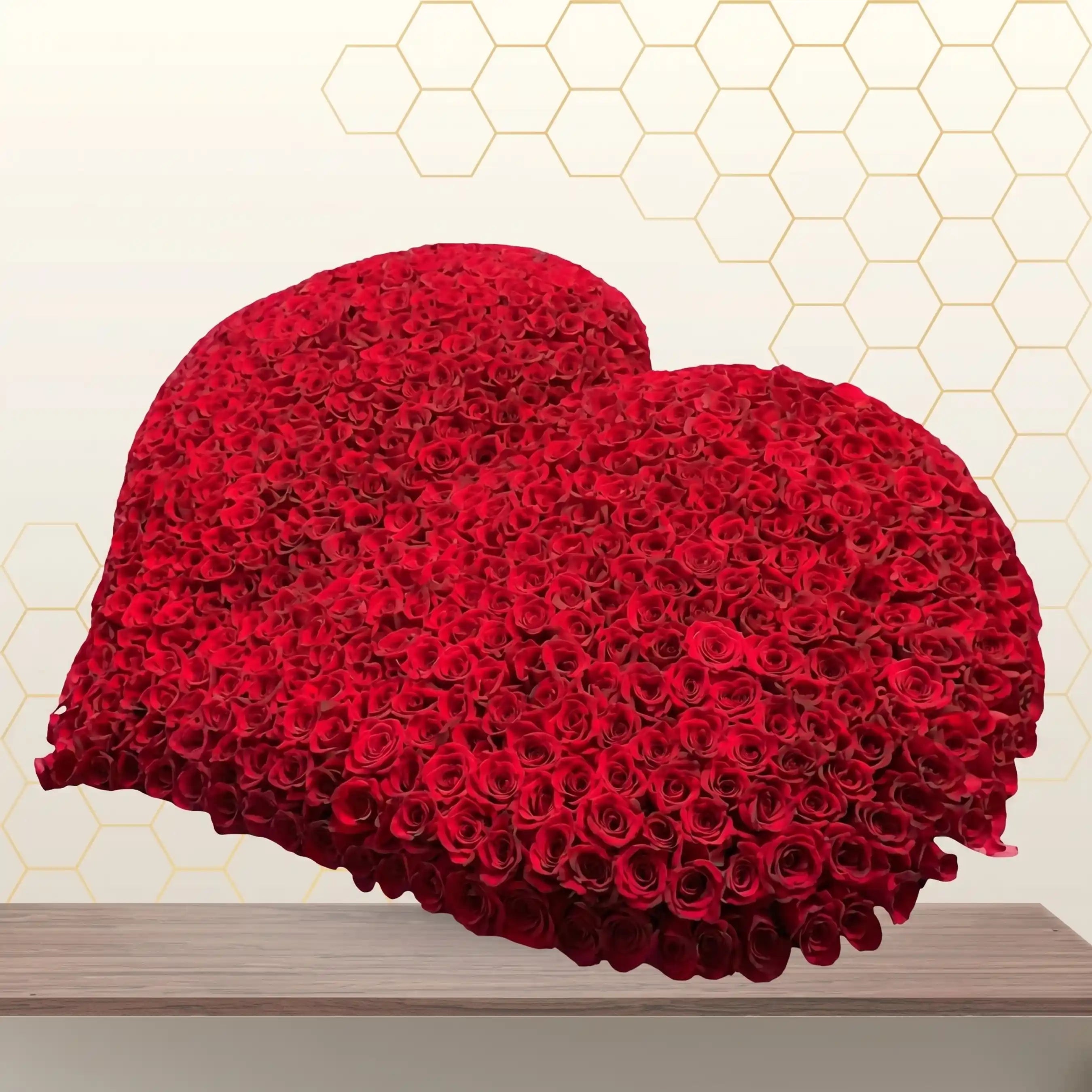 VALENTIN- LARGE HEART SHAPE BOX HEART ARRANGEMENT Main image