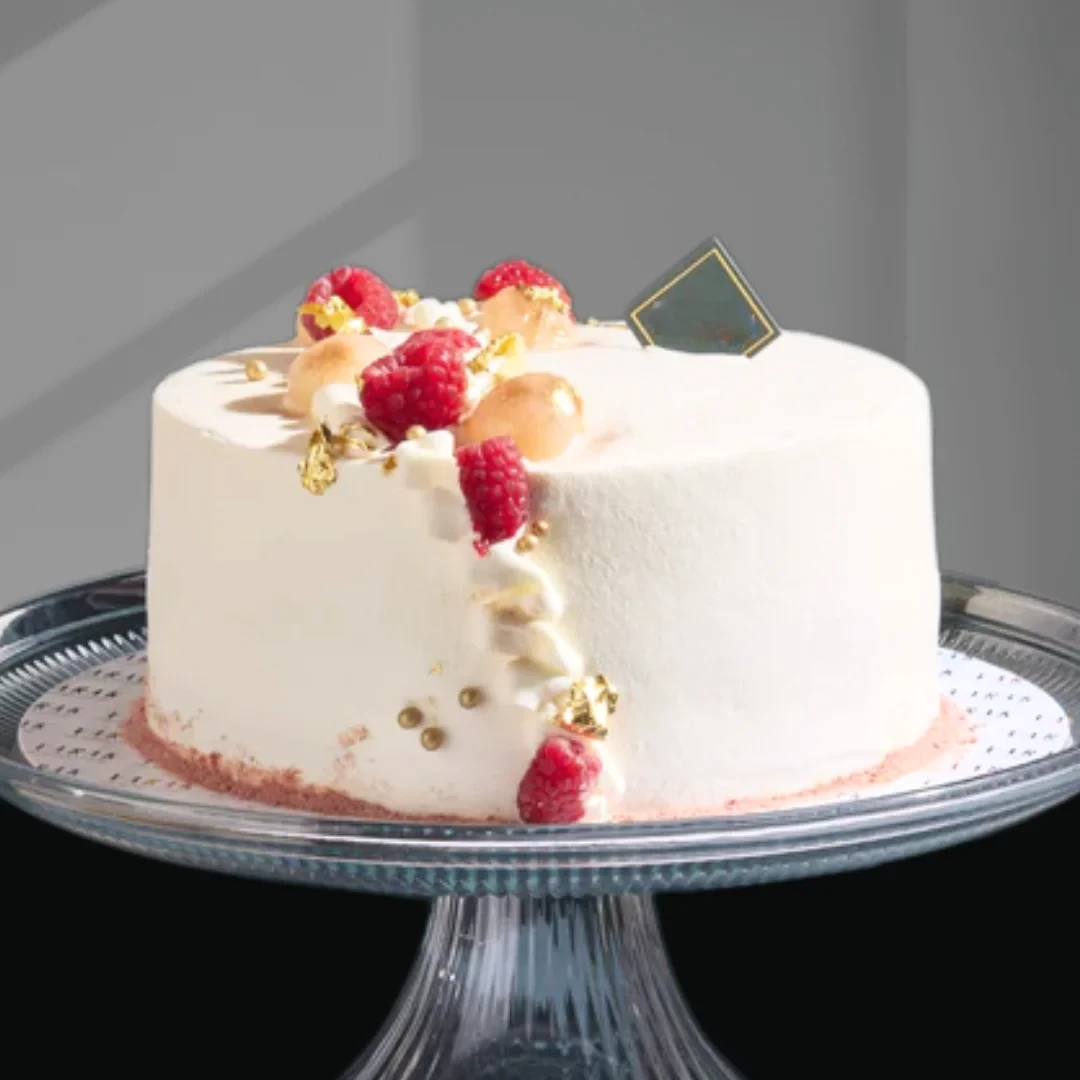 RASPBERRY LYCHEE - Studded with lychee chunks and veiled with vanilla cream