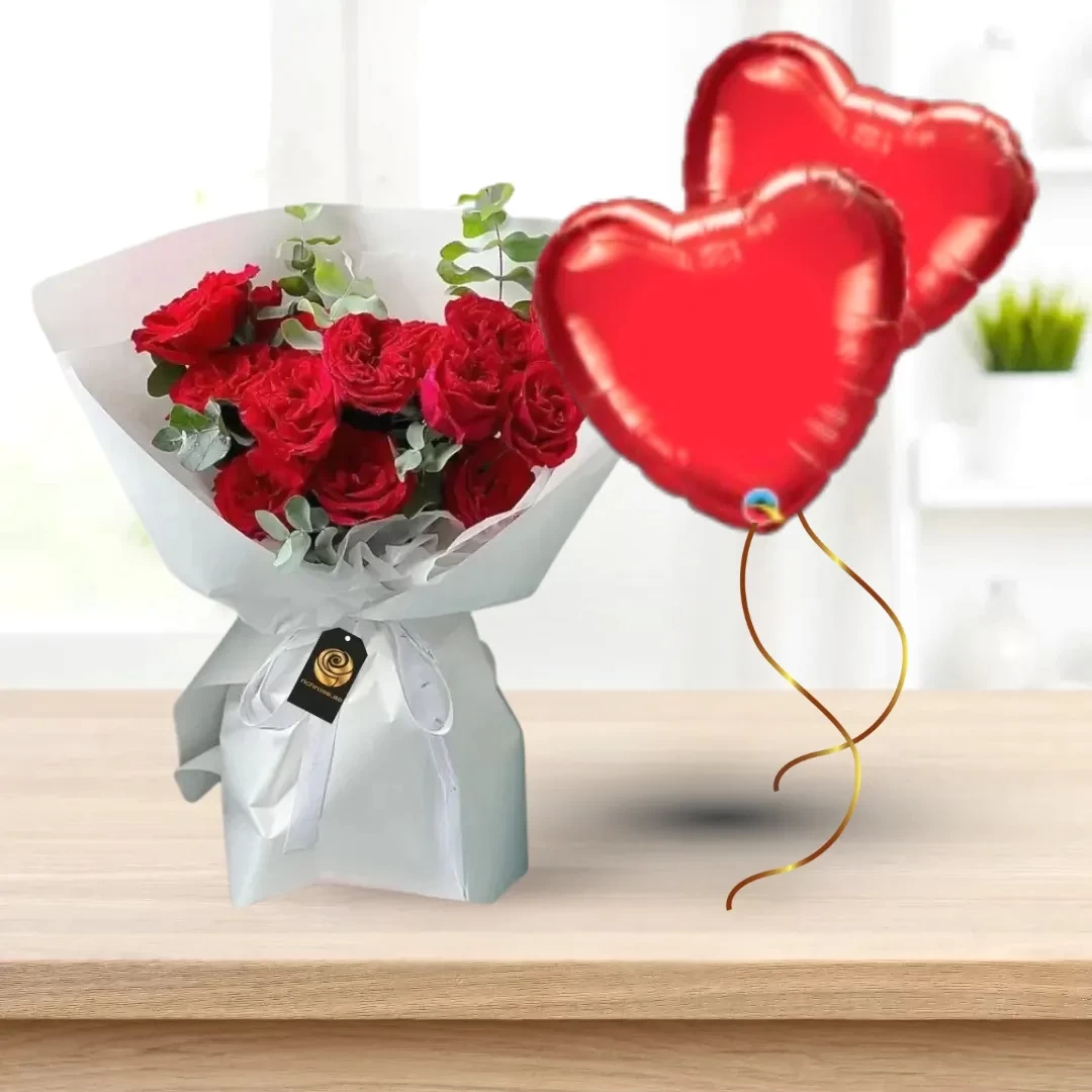 Gloria with 2 Balloons