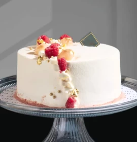 RASPBERRY LYCHEE - Studded with lychee chunks and veiled with vanilla cream